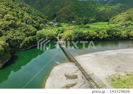 高知県四万十市の川・橋・山並みを捉えた空撮写真 高知県四万十市の川・橋・山並みを捉えた空撮写真 143329689