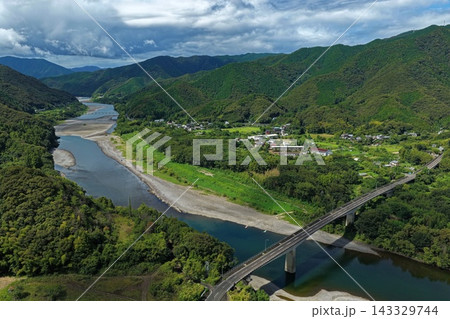高知県四万十市・四万十川と橋を捉えた空撮写真 高知県四万十市・四万十川と橋を捉えた空撮写真 143329744