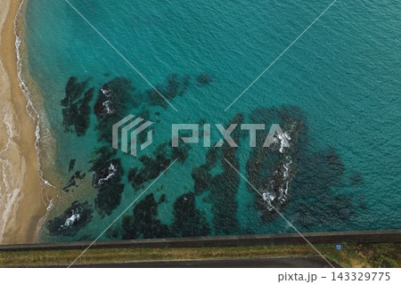 高知県黒潮町の砂浜と岩礁を捉えた空撮写真 143329775