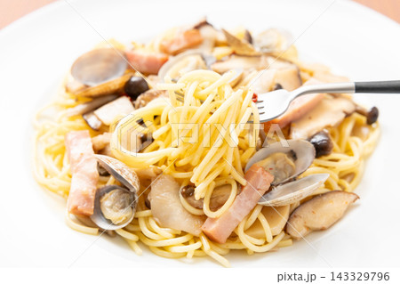 おいしいキノコとベーコンとアサリのペペロンチーノパスタ おいしいキノコとベーコンとアサリのペペロンチーノパスタ 143329796