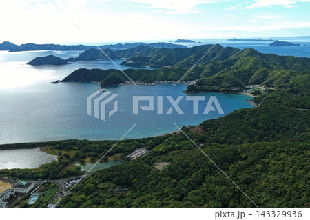 愛媛県愛南町の湾と沿岸集落を捉えた空撮写真 愛媛県愛南町の湾と沿岸集落を捉えた空撮写真 143329936