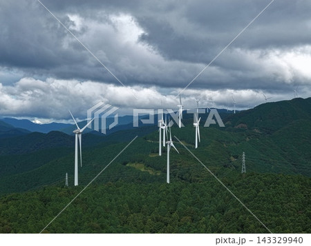 愛媛県愛南町の風力発電機と針葉樹林を捉えた空撮写真 愛媛県愛南町の風力発電機と針葉樹林を捉えた空撮写真 143329940