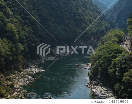 徳島県三好市・大歩危渓谷の川とボートを捉えた空撮写真 143329991