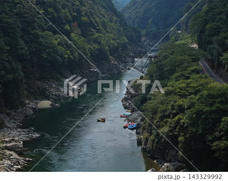 徳島県大歩危峡の川とラフティングを捉えた空撮写真 徳島県大歩危峡の川とラフティングを捉えた空撮写真 143329992