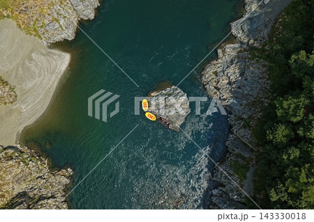 徳島県三好市大歩危の川とラフティングボートを捉えた空撮写真 徳島県三好市大歩危の川とラフティングボートを捉えた空撮写真 143330018