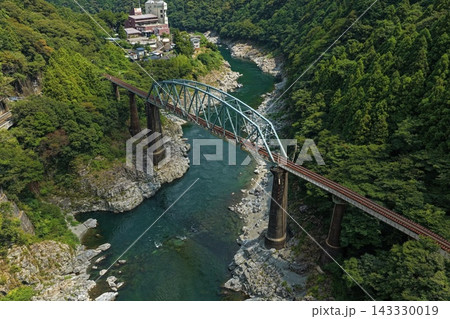徳島県三好市・大歩危峡の鉄道橋を捉えた空撮写真 徳島県三好市・大歩危峡の鉄道橋を捉えた空撮写真 143330019