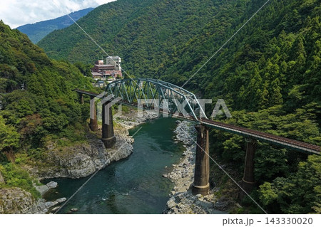 徳島県三好市の渓谷に架かる鉄道橋を捉えた空撮写真 徳島県三好市の渓谷に架かる鉄道橋を捉えた空撮写真 143330020