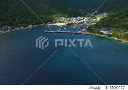 愛媛県愛南町の湾と港を捉えた空撮写真 143330077