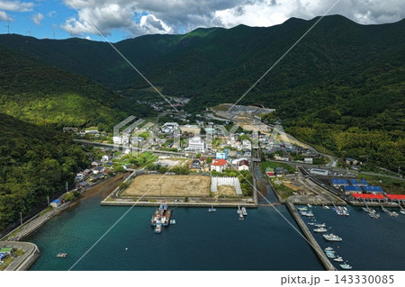 愛媛県愛南町の漁港と沿岸集落を捉えた空撮写真 愛媛県愛南町の漁港と沿岸集落を捉えた空撮写真 143330085