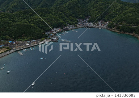 愛媛県愛南町の漁港と湾を捉えた空撮写真 143330095