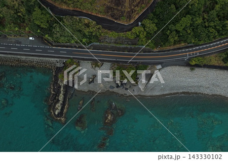 愛媛県愛南町の沿岸道路と砂利浜を捉えた空撮写真 143330102