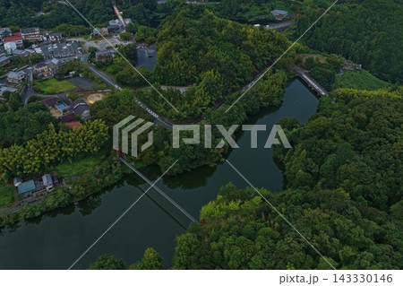 奈良県三郷町の池と吊り橋を捉えた空撮写真 143330146