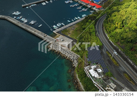 愛媛県愛南町の漁港と防波堤を捉えた空撮写真 愛媛県愛南町の漁港と防波堤を捉えた空撮写真 143330154