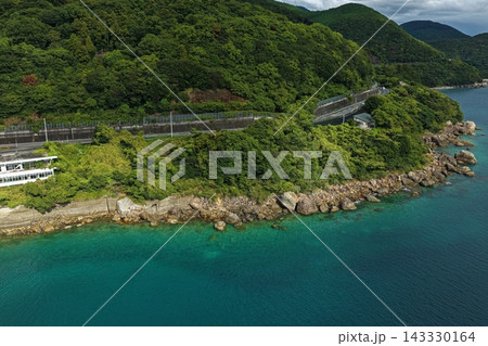 愛媛県愛南町の海岸線と岩礁を捉えた空撮写真 愛媛県愛南町の海岸線と岩礁を捉えた空撮写真 143330164