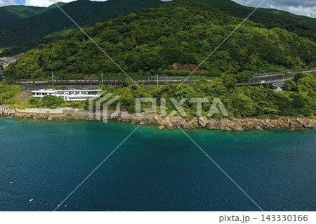 愛媛県愛南町の沿岸部と岩礁・白い建物を捉えた空撮写真 143330166