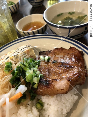 ベトナム・ホーチミンの定番大衆食 骨付き焼き豚のせご飯（コム・スーン・ティット） 143330240
