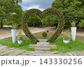 長居公園の花で彩られたハート型アーチ 143330256