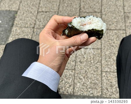 おにぎりを食べるサラリーマン おにぎりを食べるサラリーマン 143330293