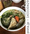 ベトナム・ホーチミンの名物料理 揚げ魚とトマト・ハーブが入った米麺（ブン・カー） 143330429