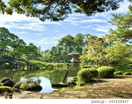 池のある庭園　夏の兼六園　霞ヶ池 143330457