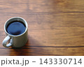 木目テーブルのコーヒーと広いコピースペース 143330714