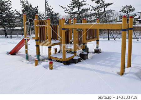 児童公園の遊具 降雪風景 児童公園の遊具 降雪風景 143333719