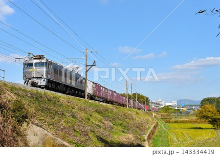 線路を走る電気機関車と貨物列車 143334419