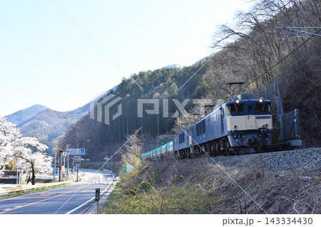 線路を走る電気機関車と貨物列車 143334430