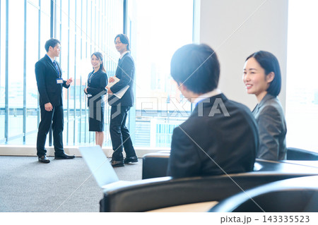 開放的なオフィスで打ち合わせをするビジネスパーソン 開放的なオフィスで打ち合わせをするビジネスパーソン 143335523