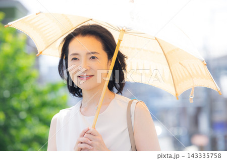 日傘で歩く女性 日傘で歩く女性 143335758