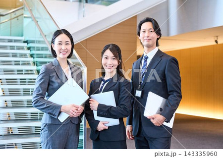 オフィスでノートパソコンを持つ3人のビジネスパーソン オフィスでノートパソコンを持つ3人のビジネスパーソン 143335960