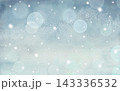冬の夜空・雪空のイラスト。きらめく雪と光の帯が織りなす幻想的な水彩テクスチャ背景素材。 143336532
