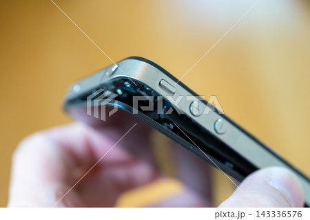 バッテリーが膨張して背面パネルが外れたスマホ 143336576
