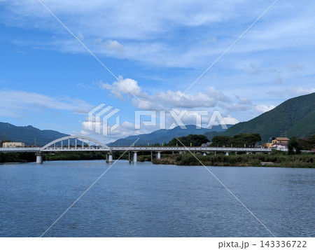 青空と山並みに架かる白いアーチ橋の風景 143336722