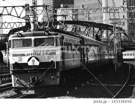 国鉄東海道本線田町駅付近を走る寝台特急富士・EF65形500番台牽引(EF65 536・モノクロ) 国鉄東海道本線田町駅付近を走る寝台特急富士・EF65形500番台牽引(EF65 536・モノクロ) 143336850