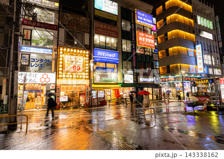 雨に濡れる西荻窪駅前の繁華街と街明かりの夜景 雨に濡れる西荻窪駅前の繁華街と街明かりの夜景 143338162