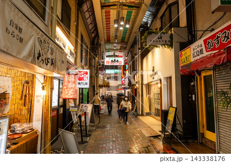 雨の西荻窪駅前に広がるノスタルジックな商店街の夜景 雨の西荻窪駅前に広がるノスタルジックな商店街の夜景 143338176