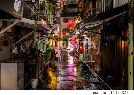 雨の西荻窪駅前に広がるノスタルジックな飲み屋街の夜景 雨の西荻窪駅前に広がるノスタルジックな飲み屋街の夜景 143338272