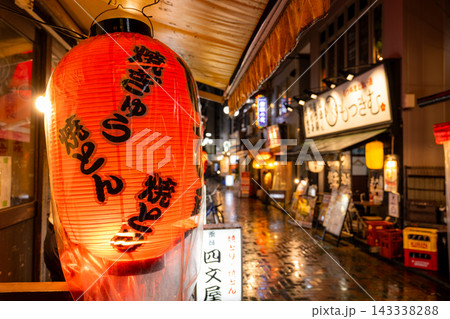 雨の西荻窪駅前に広がるノスタルジックな飲み屋街の夜景 雨の西荻窪駅前に広がるノスタルジックな飲み屋街の夜景 143338288
