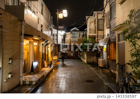雨の阿佐ヶ谷駅前・スターロードに広がるノスタルジックな飲み屋街の夜景 143338597