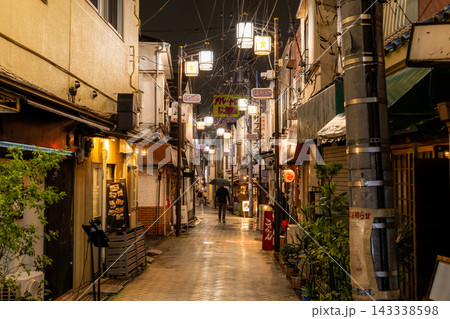 雨の阿佐ヶ谷駅前・スターロードに広がるノスタルジックな飲み屋街の夜景 雨の阿佐ヶ谷駅前・スターロードに広がるノスタルジックな飲み屋街の夜景 143338598