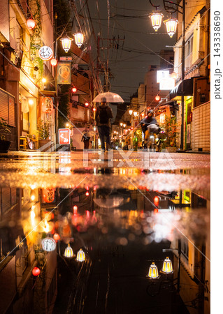 雨の阿佐ヶ谷駅前に広がるノスタルジックな飲み屋街の夜景 雨の阿佐ヶ谷駅前に広がるノスタルジックな飲み屋街の夜景 143338690
