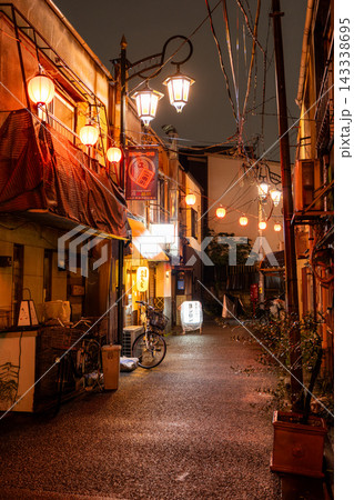 雨の阿佐ヶ谷駅前に広がるノスタルジックな飲み屋街の夜景 雨の阿佐ヶ谷駅前に広がるノスタルジックな飲み屋街の夜景 143338695