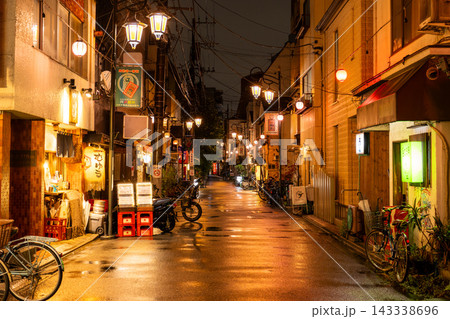 雨の阿佐ヶ谷駅前に広がるノスタルジックな飲み屋街の夜景 雨の阿佐ヶ谷駅前に広がるノスタルジックな飲み屋街の夜景 143338696