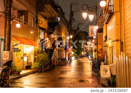 雨の阿佐ヶ谷駅前に広がるノスタルジックな飲み屋街の夜景 143338697