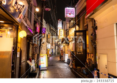 雨の阿佐ヶ谷駅前に広がるノスタルジックな飲み屋街の夜景 143338715