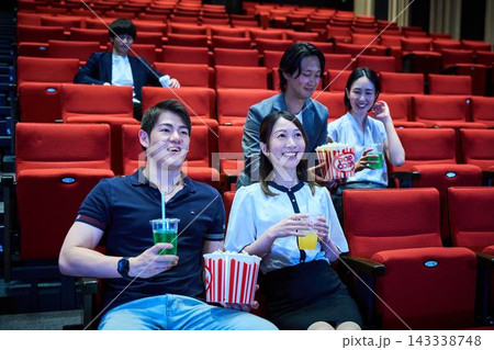 映画館でポップコーンを食べながら映画鑑賞を楽しむ若者たち 映画館でポップコーンを食べながら映画鑑賞を楽しむ若者たち 143338748