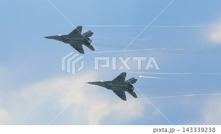 フレアを発射するロシア空軍ミグMiG-29戦闘機 143339238