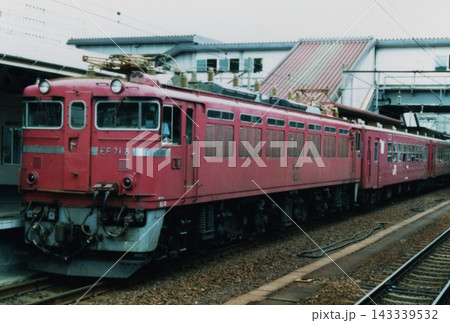 JR奥羽本線福島駅に停車中の交流電気機関車EF71形(EF71 8号機)牽引の50系客車列車 JR奥羽本線福島駅に停車中の交流電気機関車EF71形(EF71 8号機)牽引の50系客車列車 143339532