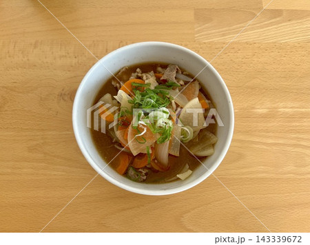 美味しそうな具沢山の豚汁 美味しそうな具沢山の豚汁 143339672